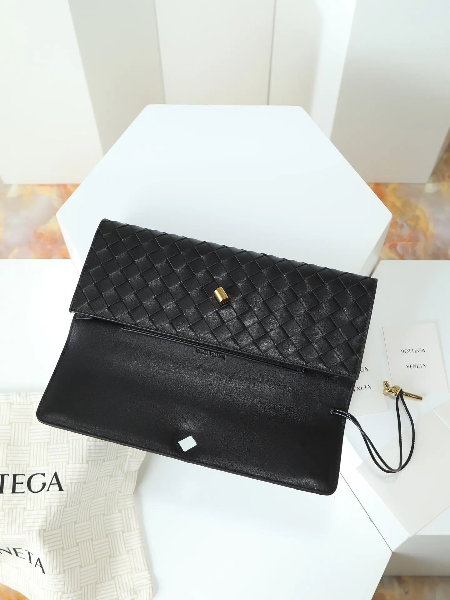 Batch 1540. The BV Andiamo evening handbag has been heavily cultivated again~ The designer aesthetics of the era of economic downturn are back. You fall in love with it at first sight and can't put it down. It's so beautiful. It's full of aura. The shape and texture are very competitive. It's lightweight and has sufficient capacity. It's a must-have for fashionistas. It's suitable for many occasions, minimalist, high-end and light luxury. Style number: 741511 Size: 31*13*3cm